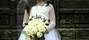 Bolivia debate una ley para prohibir matrimonios y uniones libres de menores de 18 años