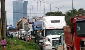 El país ingresa a su cuarta semana de filas interminables en los surtidores