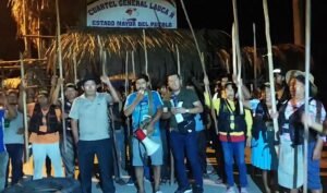Vigilia que evita la detención de Evo Morales vuelve a aparecer armada con palos