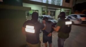 Vecinos capturan y entregan a presunto feminicida de una adolescente de 14 años