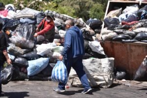 Bloquean el botadero de K’ara K’ara por tercer día y la basura se acumula en las calles de Cochabamba
