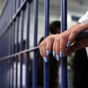 Envían a la cárcel a una funcionaria de YPFB por supuesto sobreprecio en compra de crudo
