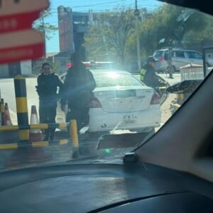 Vehículo policial se salta la fila en surtidor de San Gerónimo y no cuenta con placas