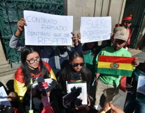 Deportistas del “Sueño Bicentenario” protestan en Palacio por tres meses de beca impaga