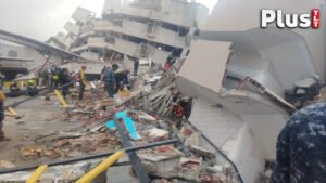 Rescatistas bolivianos recuperan cuerpos durante las operaciones humanitarias en Venezuela